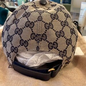 XL Men’s Beige and Navy baseball cap